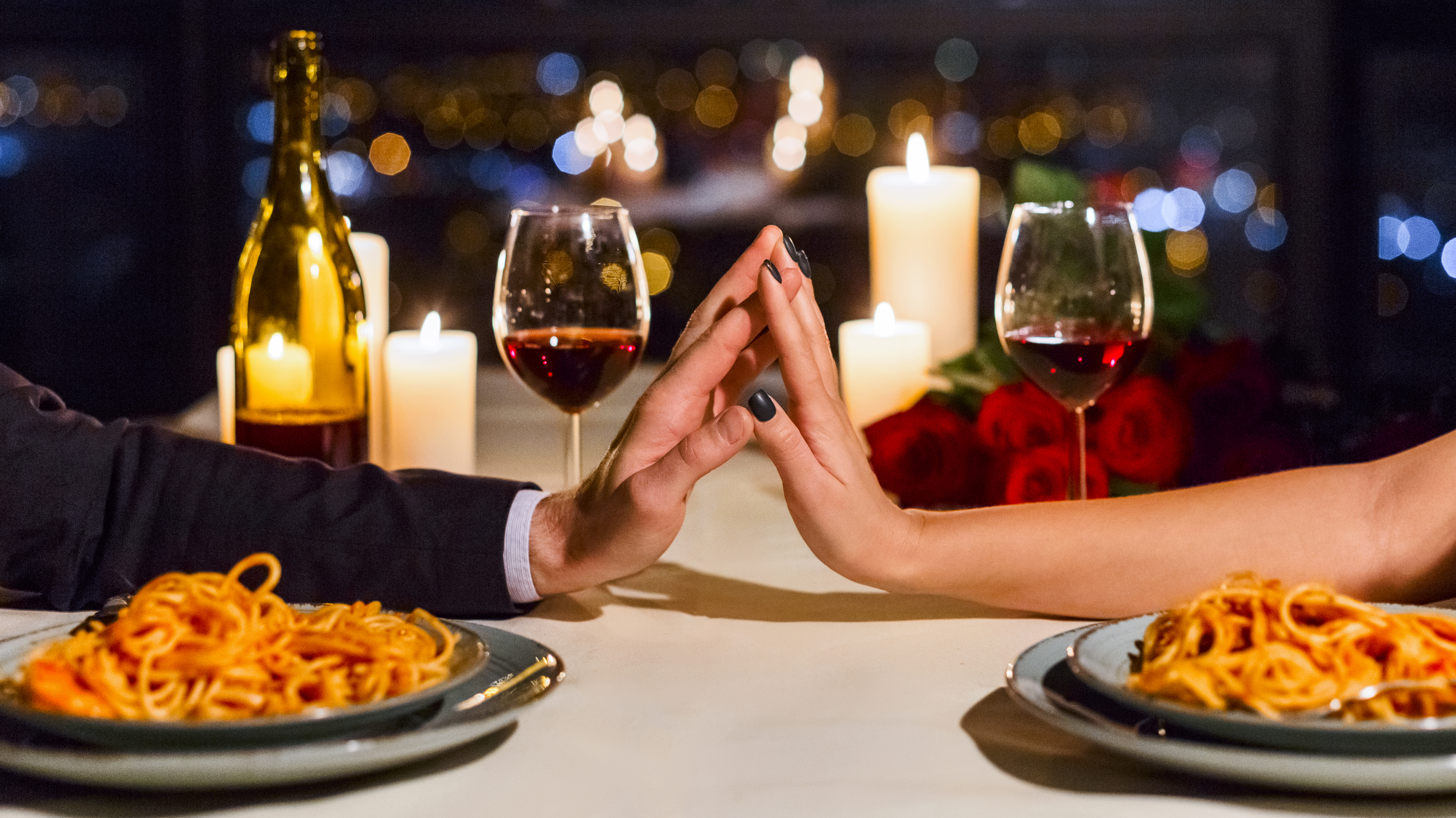 Cena romantica di coppia in un ristorante tipico italiano